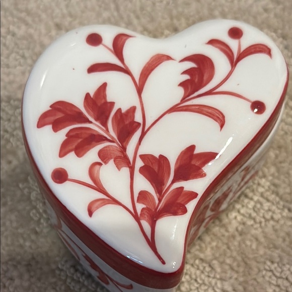 Andrea by Sadek Heart-Shaped Red and White Trinket Jewelry Box - Picture 7 of 7